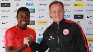 Nelson Mandela ha firmado su primer contrato profesional con el Eintracht Frankfurt