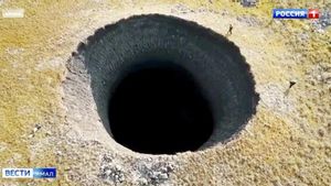 Un hoyo de 50 metros de profundidad aparece en Siberia Un hoyo de 50 metros de profundidad aparece en Siberia
