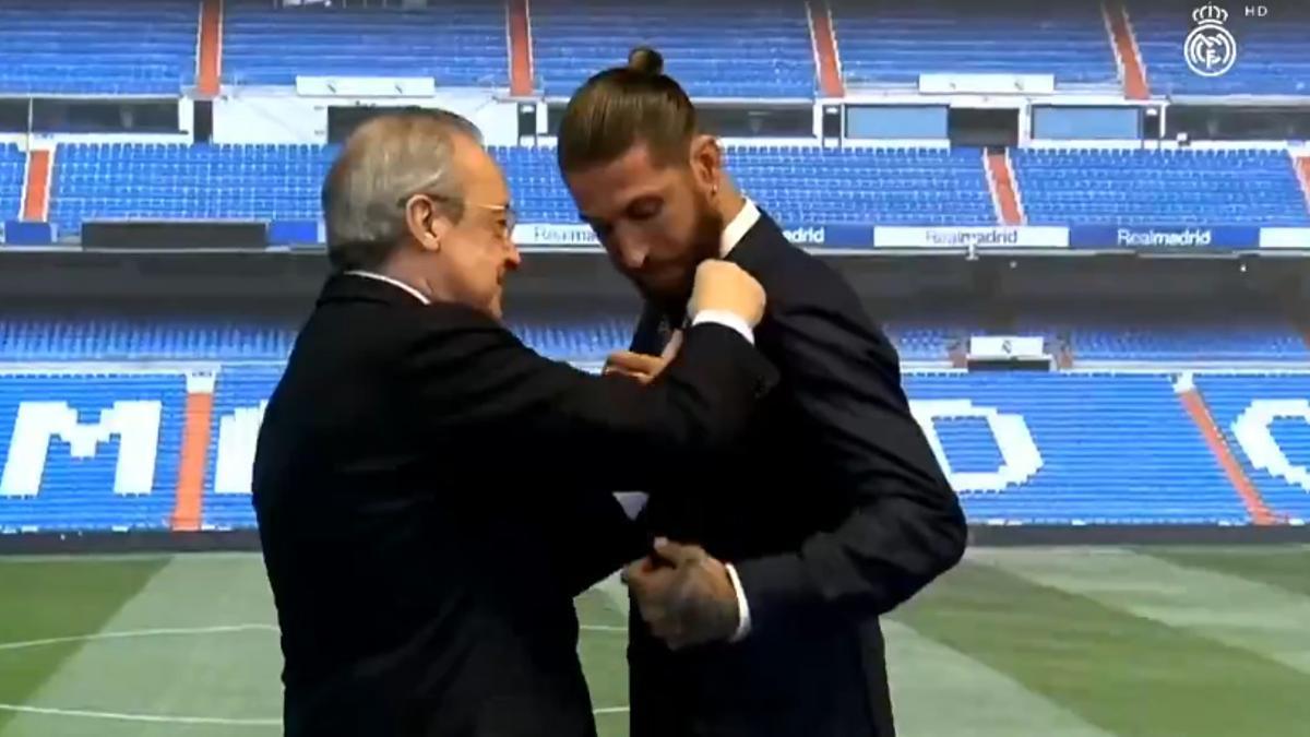 Florentino entrega a Sergio Ramos la insignia de oro y brillantes del club