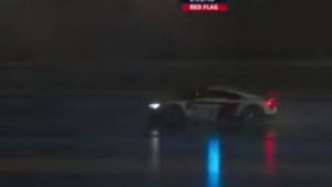 El coche de seguridad derrapó en Le Mans El coche de seguridad derrapó en Le Mans
