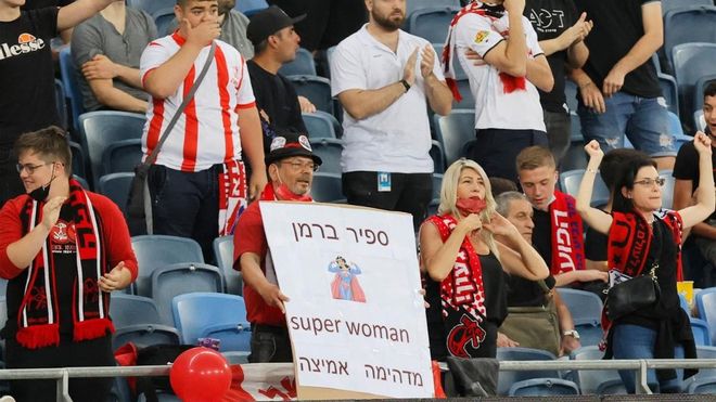 Aficionados en el Samy Ofer durante el partido entre el Hapoel Haifa y el Beitar Jerusalem arbitrado por Sapir Berman Aficionados en el Samy Ofer durante el partido entre el Hapoel Haifa y el Beitar Jerusalem arbitrado por Sapir Berman