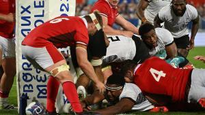 Un jugador de Fiyi trata de ensayar en el partido ante Gales