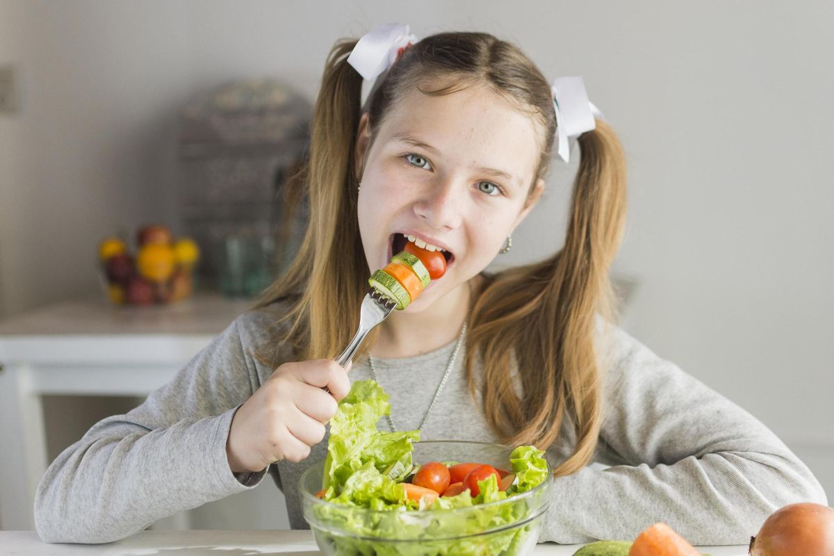 Un estudio revela que ofrecer recompensas aumenta la predisposición de los niños a comer verduras Un estudio revela que ofrecer recompensas aumenta la predisposición de los niños a comer verduras
