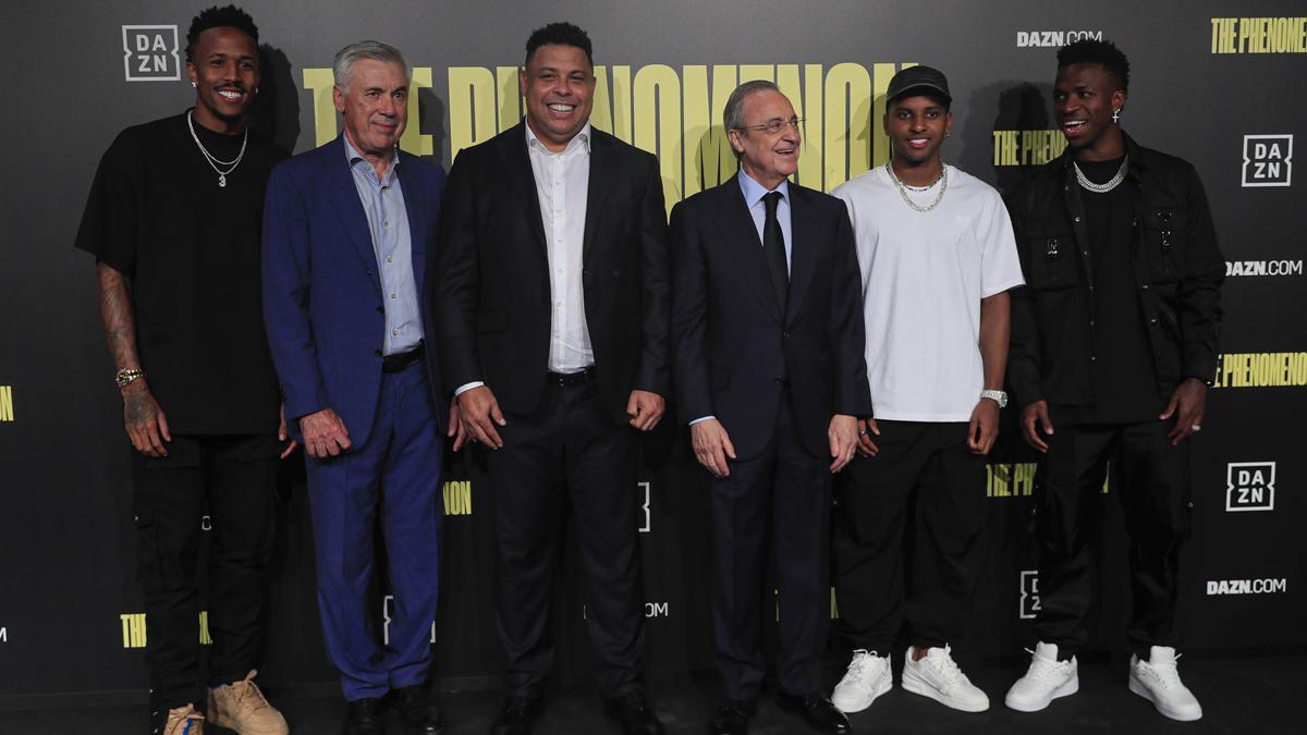 Militao, Ancelotti, Ronaldo, Florentino Pérez, Rodrygo y Vinicius en el preestreno mundial del documental El Fenómeno