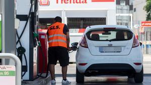 Archivo - Un pasajero reposta en una gasolinera a la altura de Rivas, durante la primera operación salida del verano de 2022, a 1 de julio de 2022, en Madrid (España).