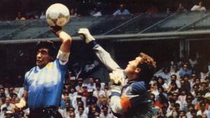 Diego Armando Maradona y Peter Shilton en el gol de la Mano de Dios