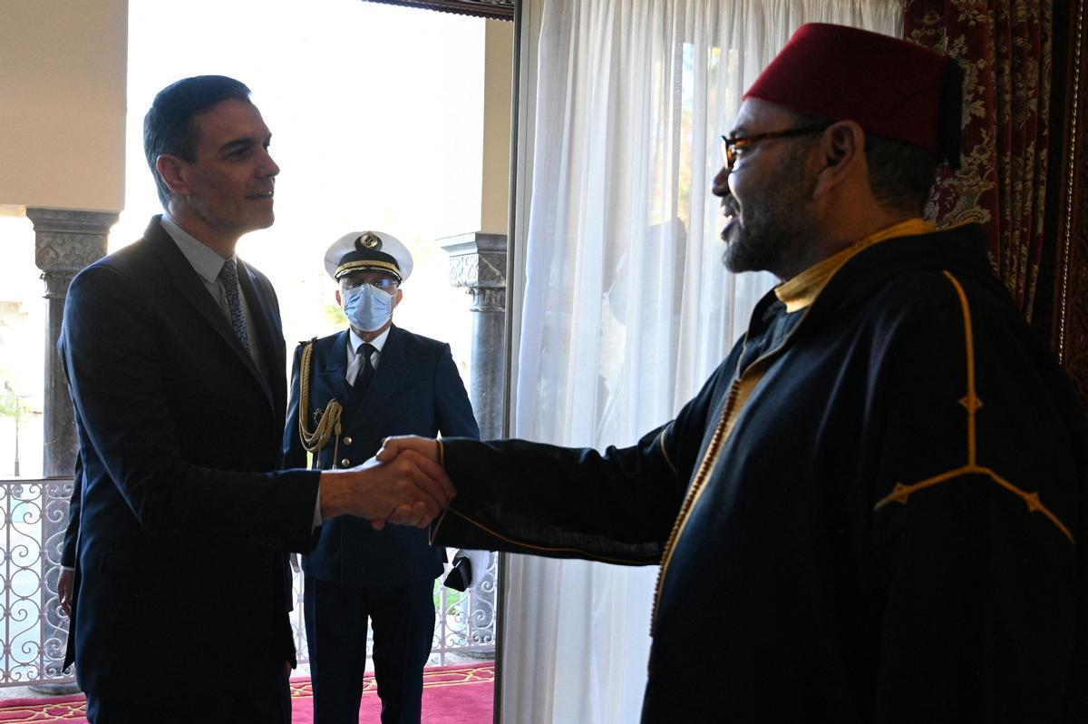 El presidente del Gobierno, Pedro Sánchez, saluda a Mohamed VI en la visita que realizó a Rabat el pasado mes de abril.
