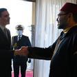 El presidente del Gobierno, Pedro Sánchez, saluda a Mohamed VI en la visita que realizó a Rabat el pasado mes de abril.