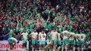 Los aficionados irlandeses celebran la victoria de Irlanda sobre Sudáfrica en el Mundial de rugby
