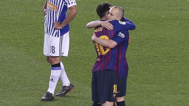 Leo Messi se fundió en un abrazo con su compañero y amigo Leo Messi Leo Messi se fundió en un abrazo con su compañero y amigo Leo Messi