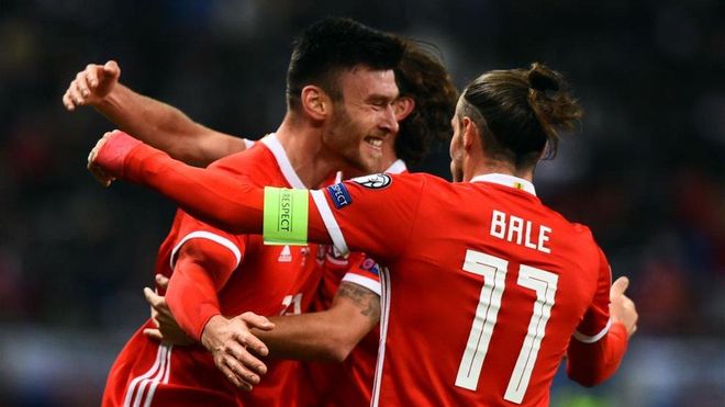 Bale celebra el 0-1 de Gales con su compañero Moore Bale celebra el 0-1 de Gales con su compañero Moore