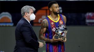 Higgins, recibiendo el galardón de MVP Higgins, recibiendo el galardón de MVP