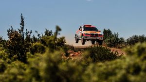 Isidre Esteve, con su nuevo coche para el Dakar Isidre Esteve, con su nuevo coche para el Dakar