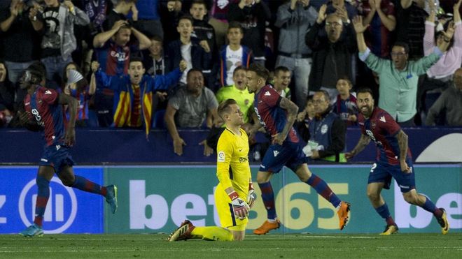 Los jugadores del Levante celebran uno de los cinco goles que marcaron en una noche histórica en el Ciutat de València Los jugadores del Levante celebran uno de los cinco goles que marcaron en una noche histórica en el Ciutat de València