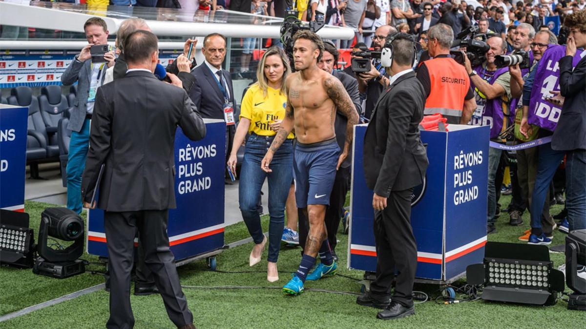 Neymar, en un momento de la presentación ante la hinchada del PSG. El crack ha terminado lanzando la camiseta a la grada