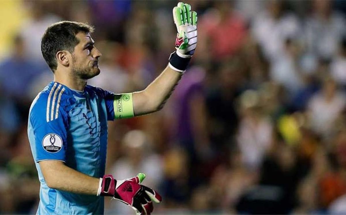 Iker Casillas no vive su tarde más plácida en el Santiago Bernabéu