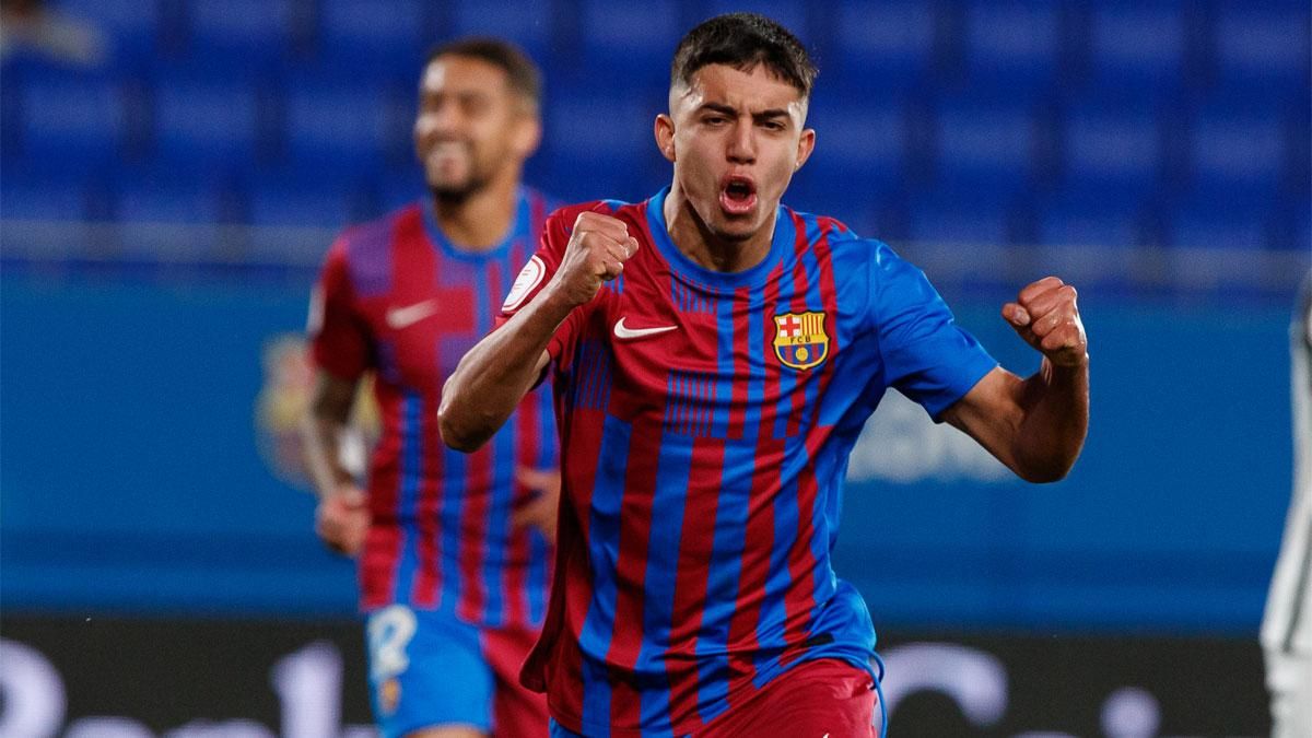 Ilias Akhomach sorprendió a Xavi el pasada sábado con el filial Ilias Akhomach sorprendió a Xavi el pasada sábado con el filial