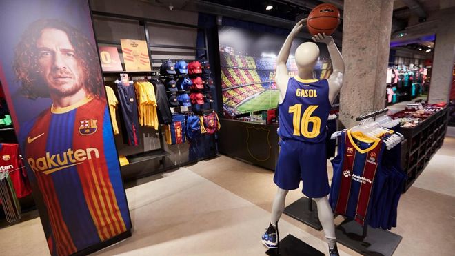 La camiseta de Pau Gasol, en la tienda del Barça La camiseta de Pau Gasol, en la tienda del Barça