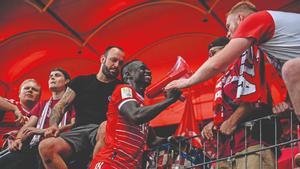 Mané celebra la primera victoria en Bundesliga