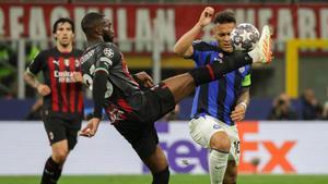 Fikayo Tomori, en acción ante Lautaro Martínez durante el Milan - Inter