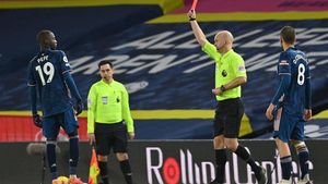 El mediocampista marfileño nacido en Francia del Arsenal, Nicolas Pepe, recibe una tarjeta roja del árbitro de atch Anthony Taylor durante el partido de fútbol de la Premier League inglesa entre Leeds United y Arsenal El mediocampista marfileño nacido en Francia del Arsenal, Nicolas Pepe, recibe una tarjeta roja del árbitro de atch Anthony Taylor durante el partido de fútbol de la Premier League inglesa entre Leeds United y Arsenal