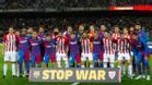 Los jugadores de Barça y Athletic posaron juntos ante la pancarta STOP WAR
