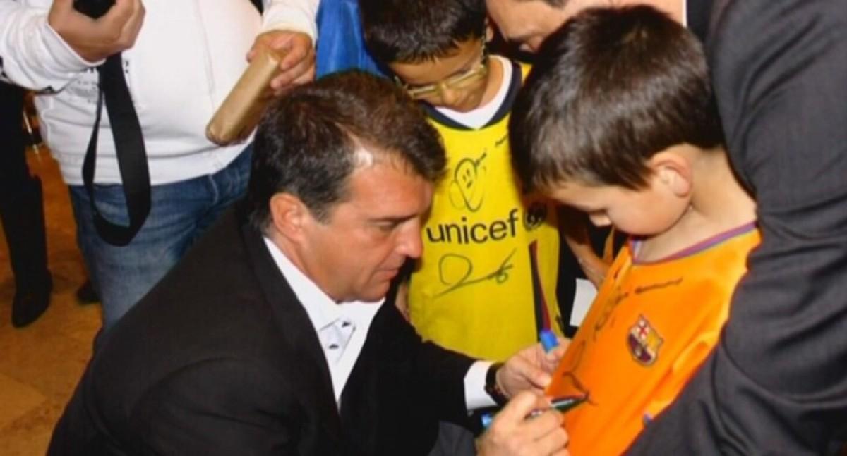 Laporta le firmó un autógrafo en la camiseta a un jovencísimo Pedri