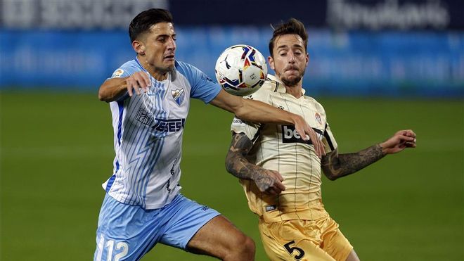 Chavarría disputando un balón con Calero, en el Málaga-Espanyol de la primera vuelta Chavarría disputando un balón con Calero, en el Málaga-Espanyol de la primera vuelta