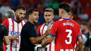 Míchel, durante una charla con sus jugadores