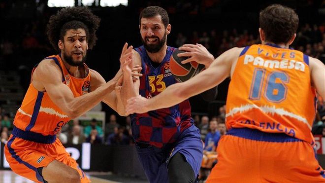Louis Labeyrie trata de frenar a Nikola Mirotic en La Fonteta Louis Labeyrie trata de frenar a Nikola Mirotic en La Fonteta