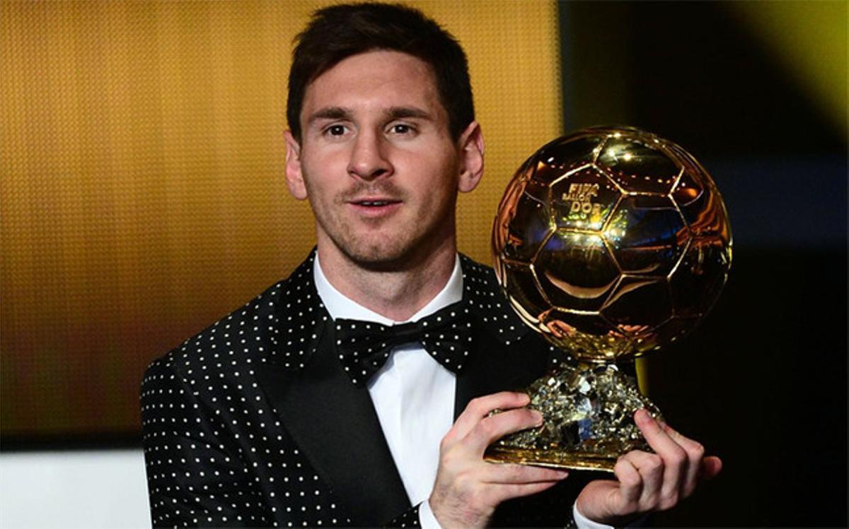 Leo Messi posando con su cuarto Balón de Oro