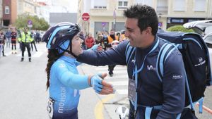 Garikoitz Baños abrazando a la ciclista Lourdes Oyarbide Garikoitz Baños abrazando a la ciclista Lourdes Oyarbide