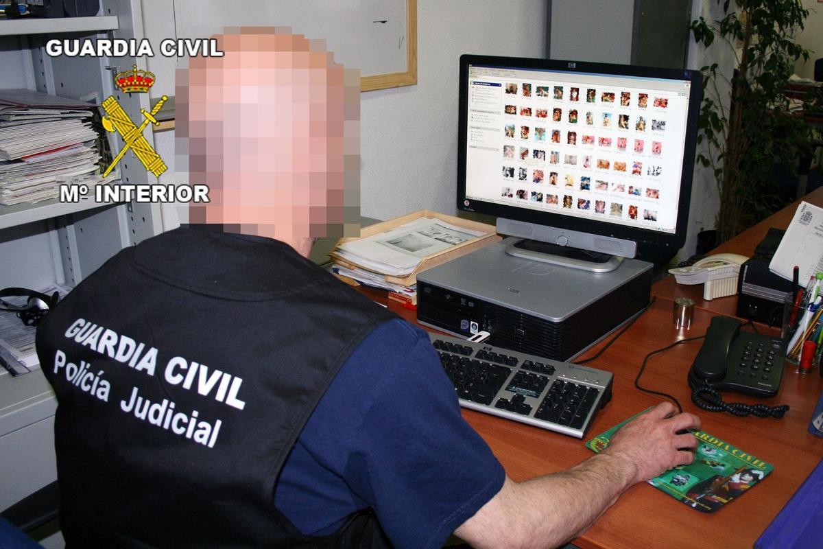 Archivo - Guardia Civil investiga el material pedófilo hallado en el ordenador de un presunto delincuente. Foto archivo.