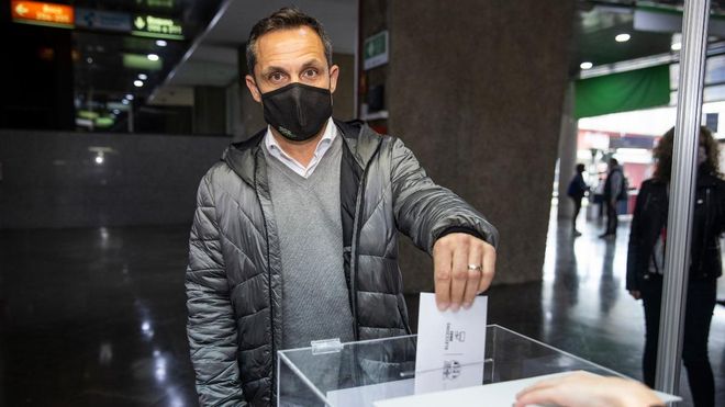 Sergi Barjuan, jugador del primer equipo entre 1993 y 2002, ejerció su derecho a voto Sergi Barjuan, jugador del primer equipo entre 1993 y 2002, ejerció su derecho a voto