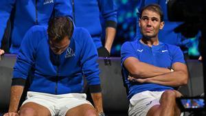 Roger Federer y Rafa Nadal visiblemente emocionados tras el partido