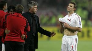 Carlo Ancelotti consuela a Andriy Shevchenko después de la final de la Champions del 2005