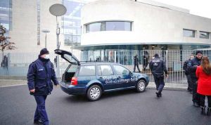 Estampa un coche contra la valla de la Cancillería Federal de Alemania Estampa un coche contra la valla de la Cancillería Federal de Alemania