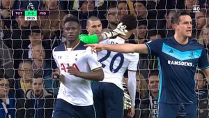 Valdés se las tuvo con Dele Alli, a quien propinó dos manotazos Valdés se las tuvo con Dele Alli, a quien propinó dos manotazos
