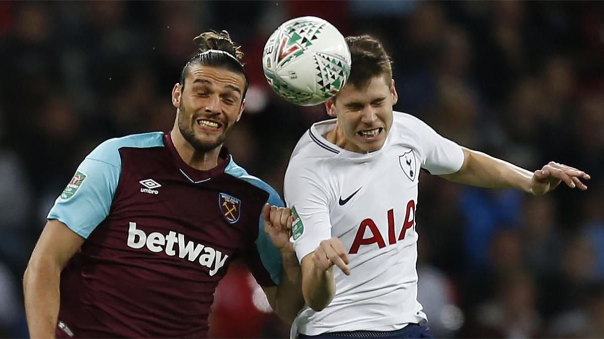 El delantero inglés del West Ham United Andy Carroll (izquierda) disputa el balón con el defensa argentino del Tottenham Hotspur Juan Foyth durante un partido de la Premier League El delantero inglés del West Ham United Andy Carroll (izquierda) disputa el balón con el defensa argentino del Tottenham Hotspur Juan Foyth durante un partido de la Premier League