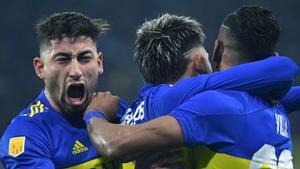 Los jugadores del Boca se abrazan para celebrar su victoria