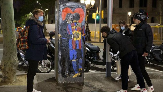 Joan Laporta y Leo Messi se abrazan con un gran corazón gigante de fondo; la última obra de TV Boy Joan Laporta y Leo Messi se abrazan con un gran corazón gigante de fondo; la última obra de TV Boy