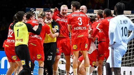 Los jugadores de Dinamarca celebran el título de campeones del mundo tras superar a Francia