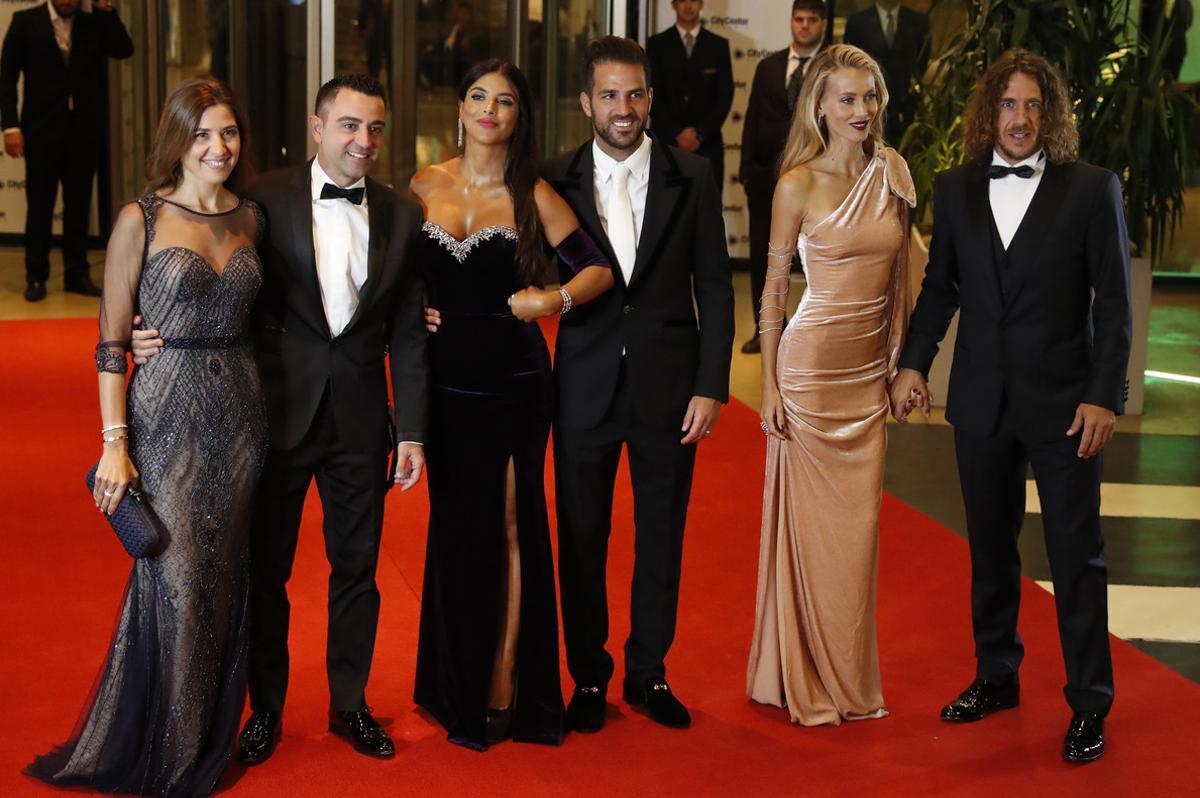 De izquierda a derecha, Núria Cunillera y Xavi Hernández; Daniella Semaan y Cesc Fàbregas; y Vanesa Lorenzo y Carles Puyol en la boda de Leo Messi y Antonella Rocuzzo, en Rosario (Argentina)