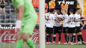 Guedes y Carlos Soler descienden al Eibar