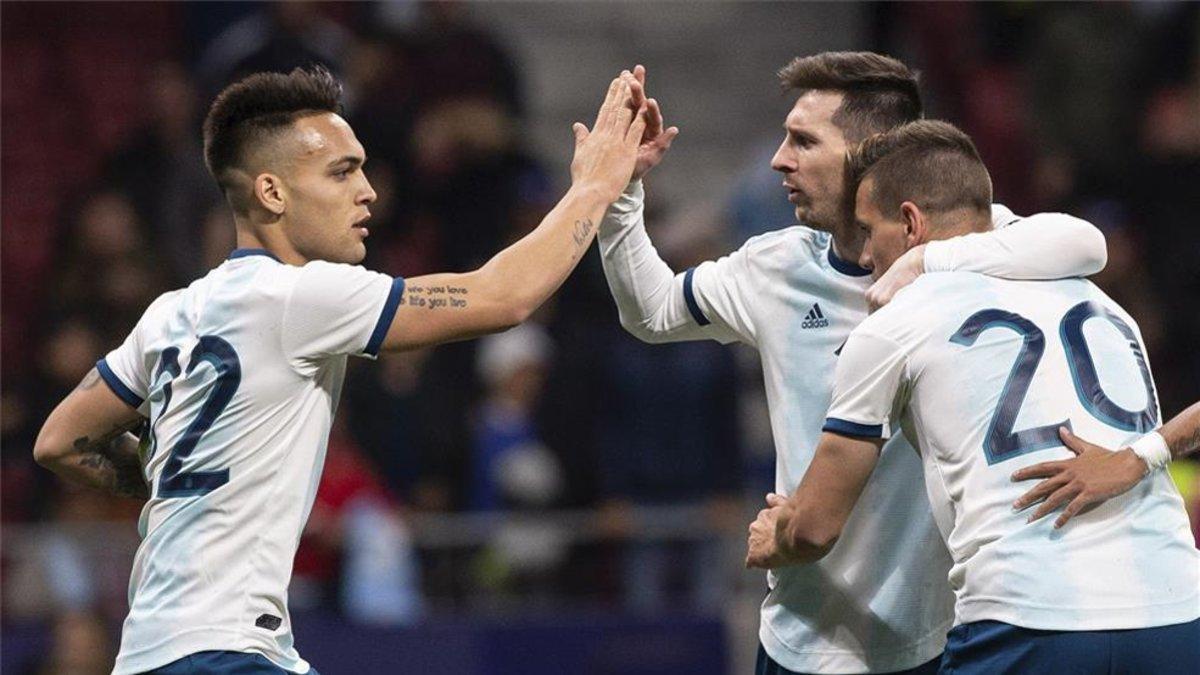 Messi y Lautaro Martínez se chocan la mano con Argentina