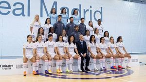 Florentino con el equipo femenino del Real Madrid Florentino con el equipo femenino del Real Madrid