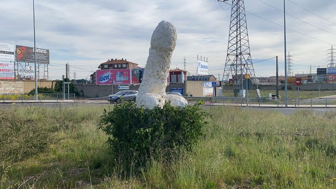Esta estatua de un pene gigante escandaliza a toda la ciudad de León Esta estatua de un pene gigante escandaliza a toda la ciudad de León