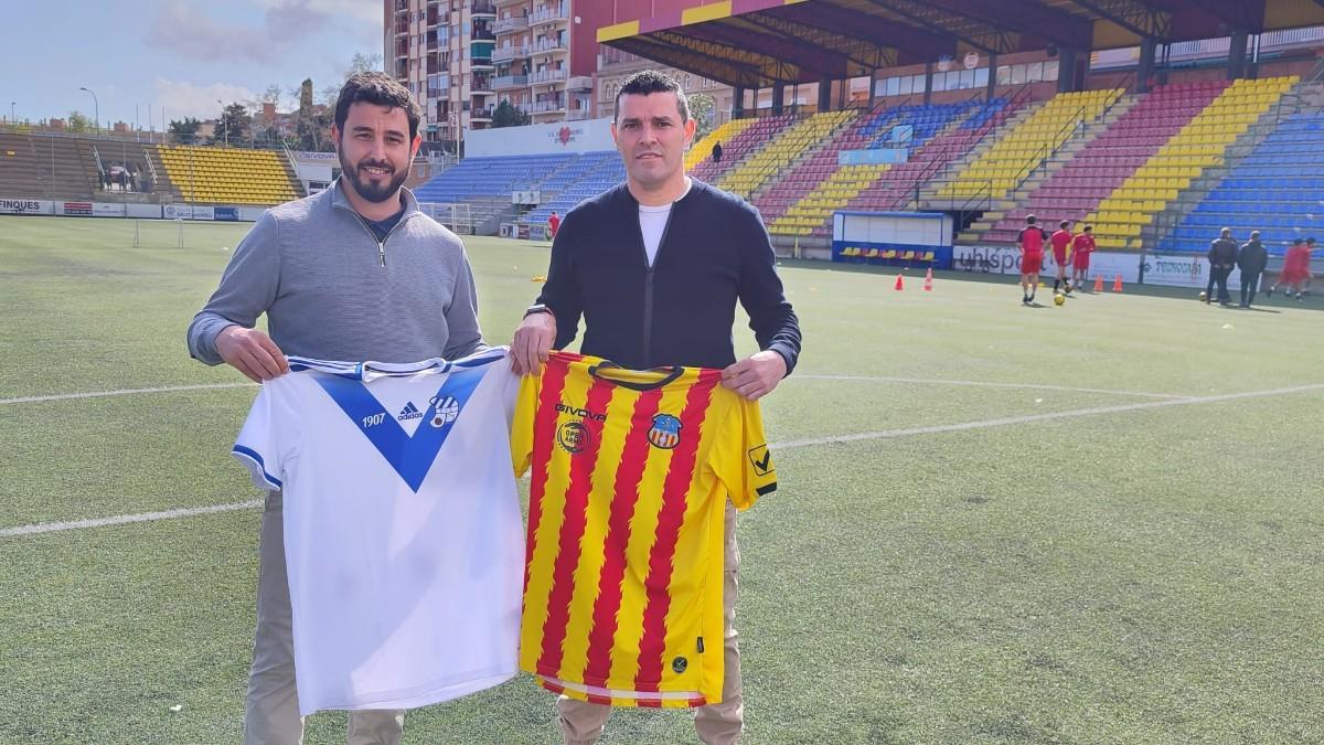 Ignasi Senabre y Xavi Molist posan con las camisetas en el Narcís Sala