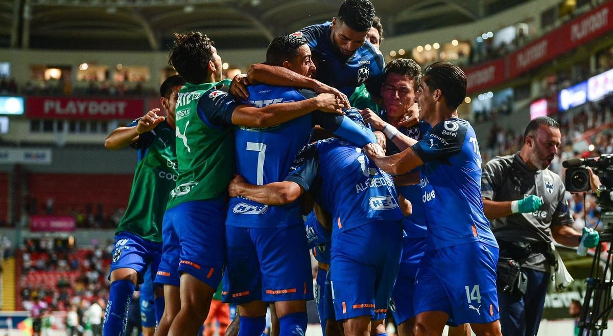 Los jugadores del Monterrey celebran el gol de la victoria.