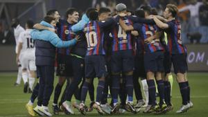 Los jugadores del FC Barcelona celebran la victoria tras la final de la Supercopa de España 2023